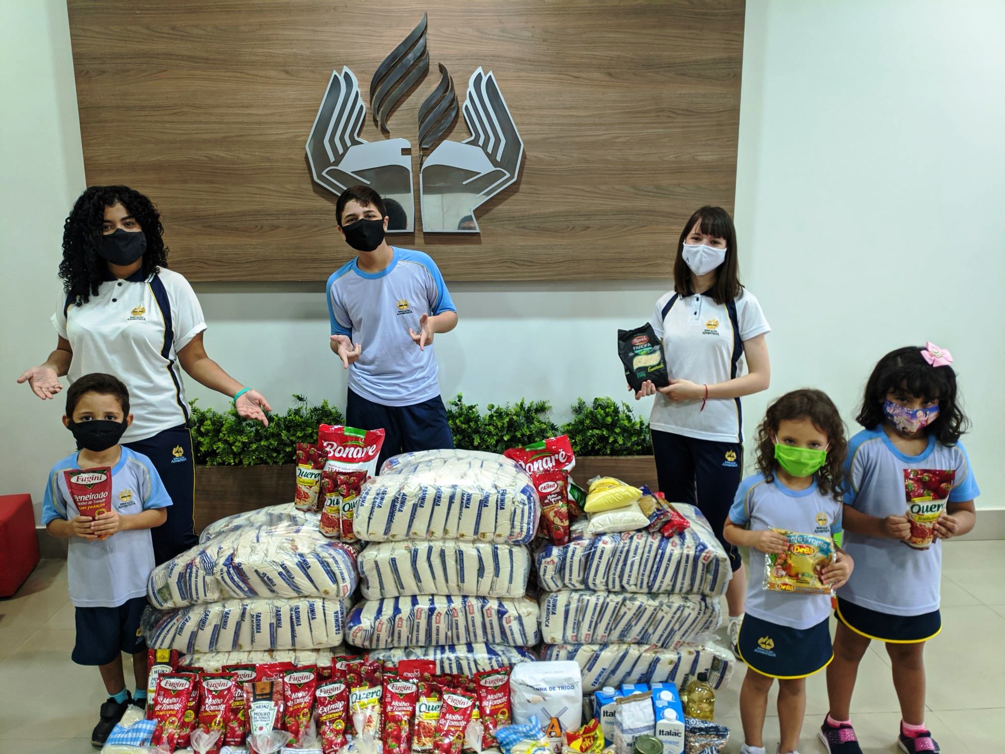 Crian As De Col Gio Crist O Doam Quase Meia Tonelada De Alimentos Para