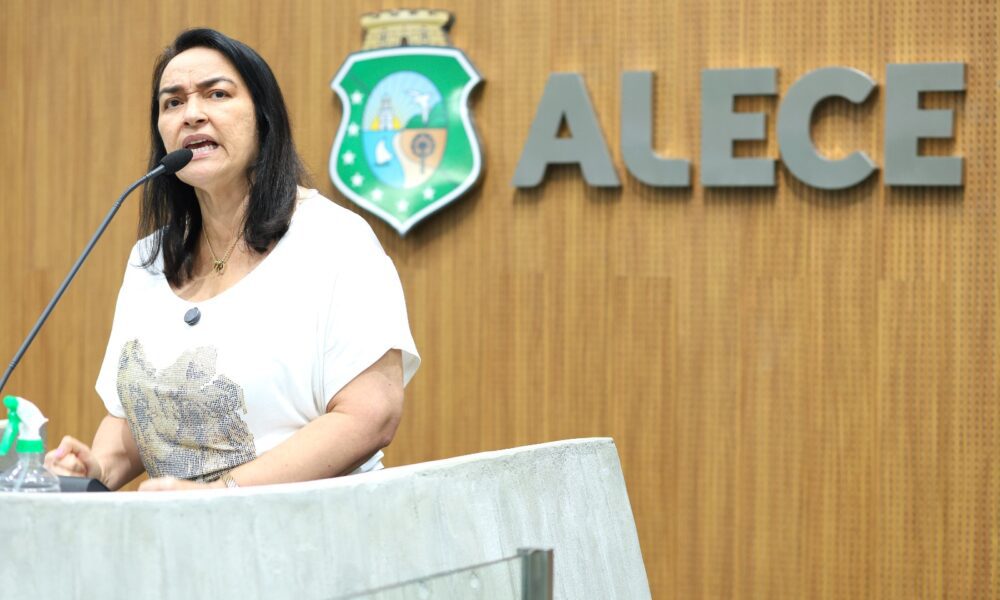 Deputada acusa governo do Ceará de intolerância religiosa por associar cristãos ao racismo